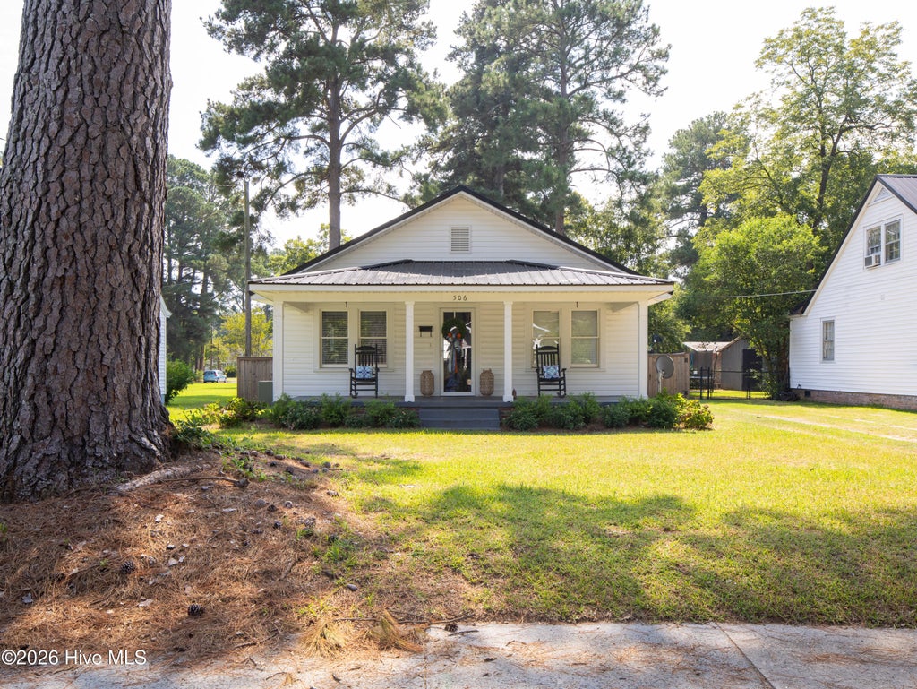 Photo of 506 W Cutchin Street, Clinton, NC 28328 (MLS # 100604928)