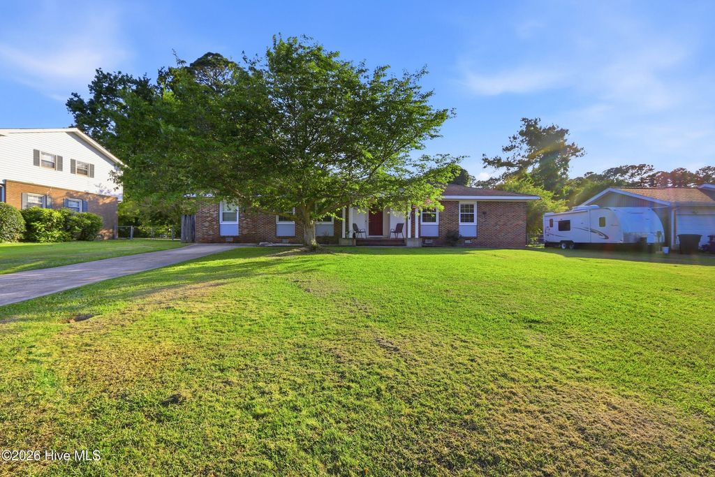 Photo of 607 Oakwood Avenue, Jacksonville, NC 28546 (MLS # 100575901)
