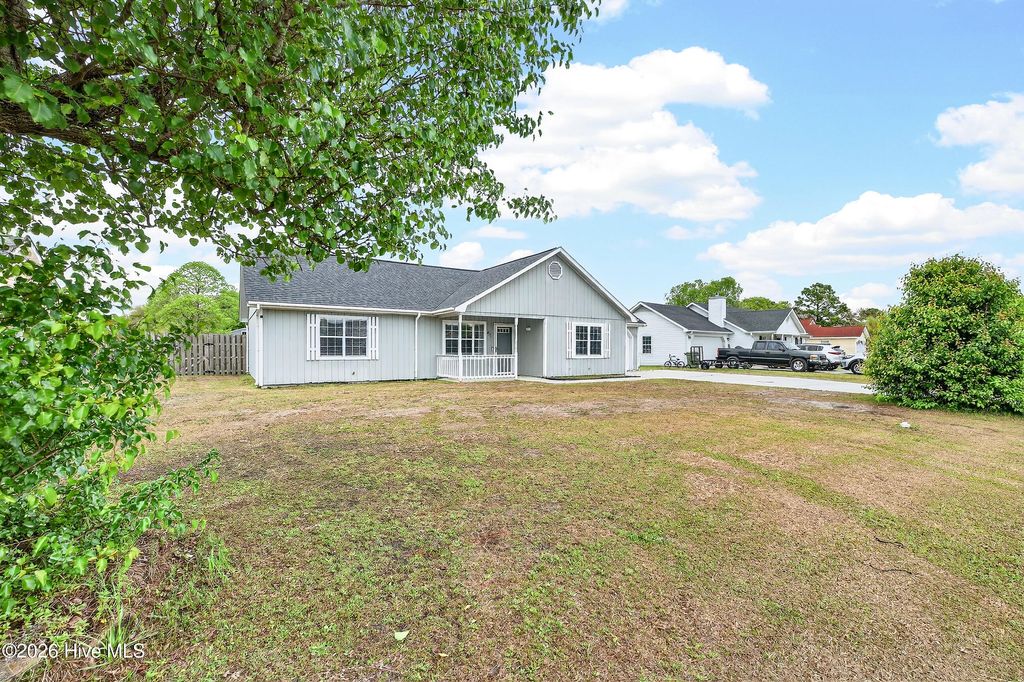 Photo of 411 Foxtrace Lane, Hubert, NC 28539 (MLS # 100566422)