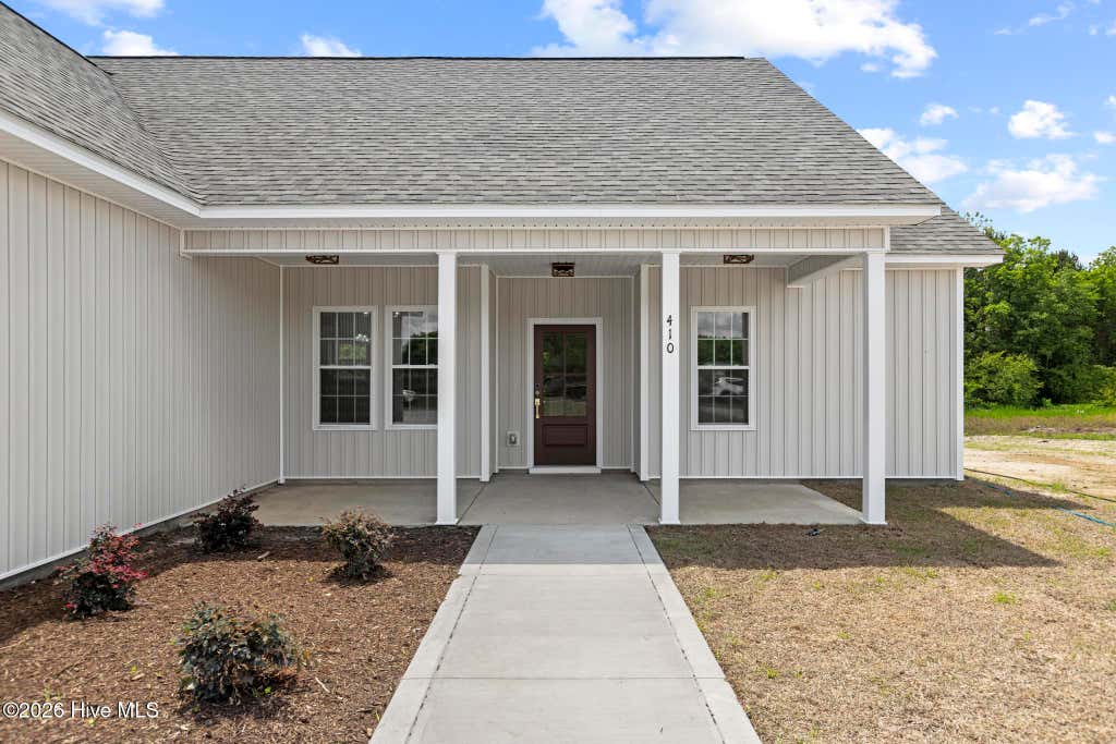 Photo of 402 Wade Drive, Richlands, NC 28574 (MLS # 100570757)