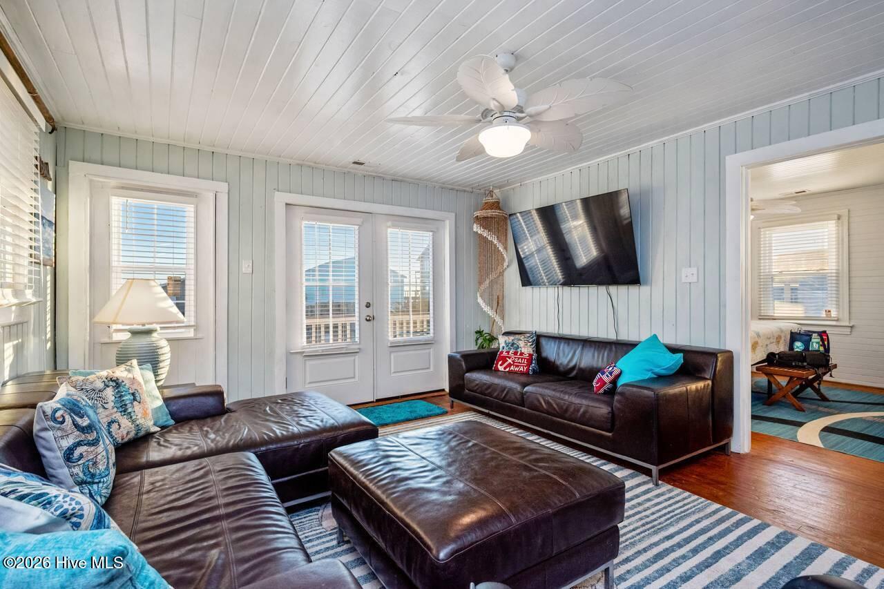 3016 W Beach Drive