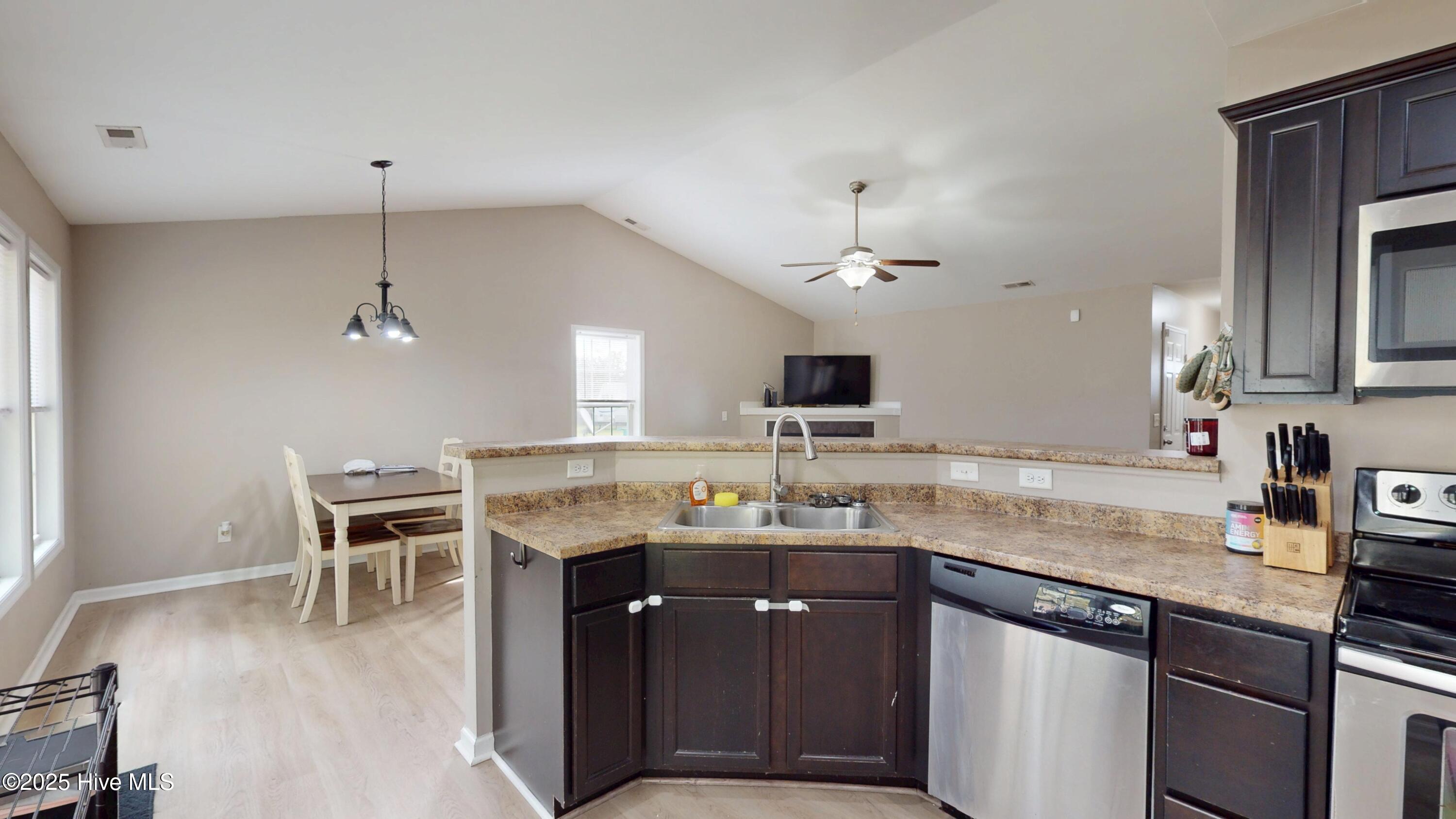 Richlands, North Carolina 28574, United States, 3 Bedrooms Bedrooms, ,2 BathroomsBathrooms,Residential,Pending,255655