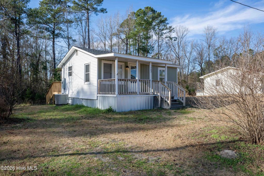 Photo of 703 Riggs Road, Hubert, NC 28539 (MLS # 100549592)