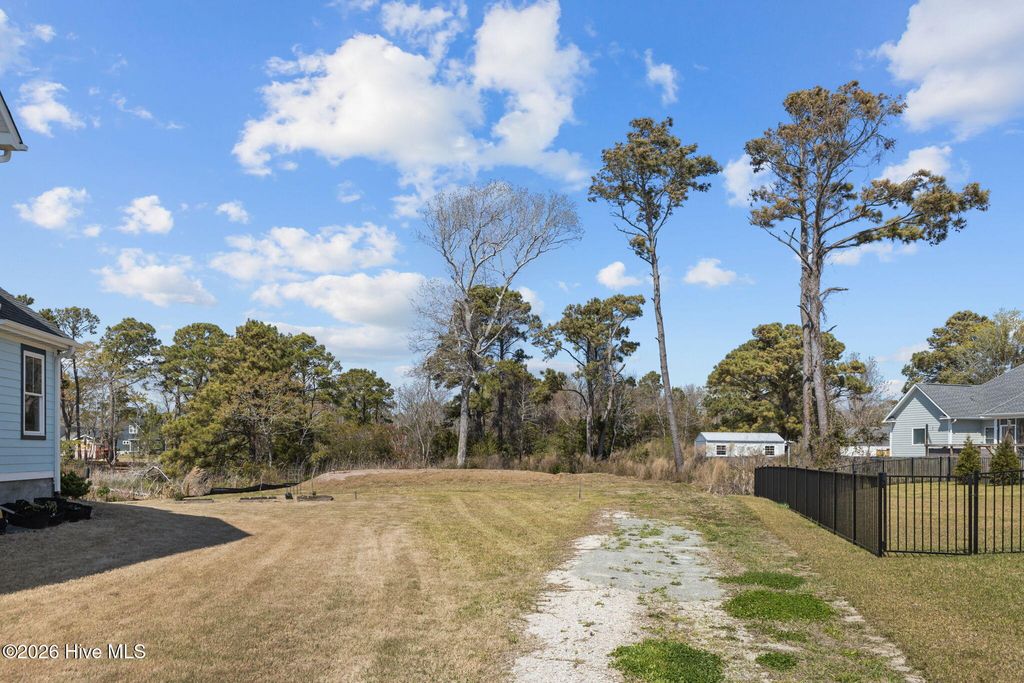 Photo of 662 Fishermans Point, Newport, NC 28570 (MLS # 100563952)