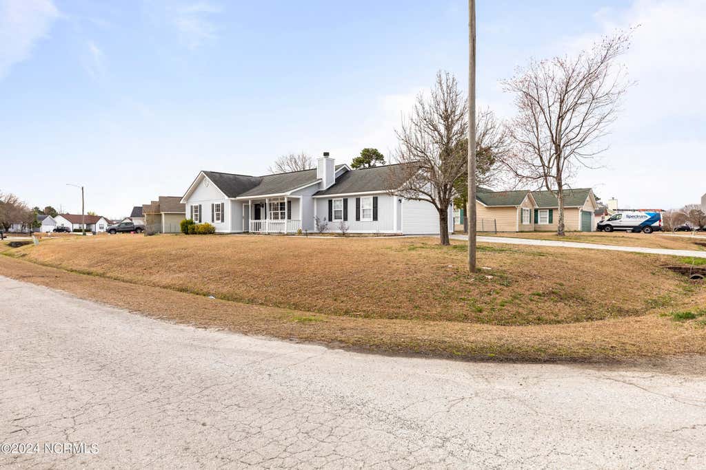 Photo of 305 Foxridge Lane, Hubert, NC 28539 (MLS # 100595537)
