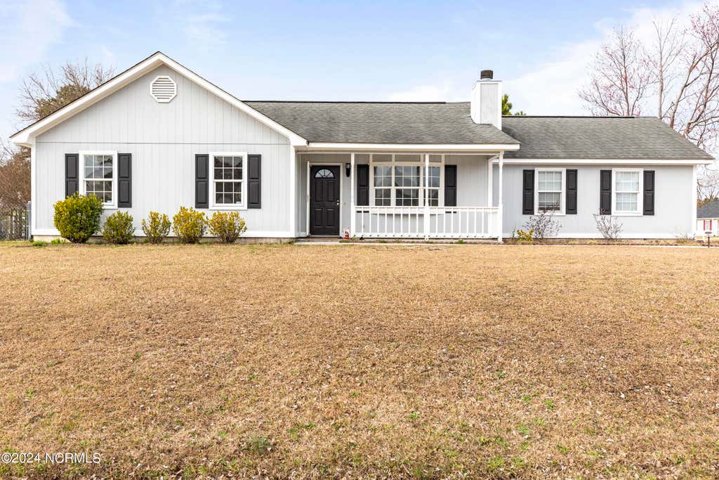 Photo of 305 Foxridge Lane, Hubert, NC 28539 (MLS # 100595537)