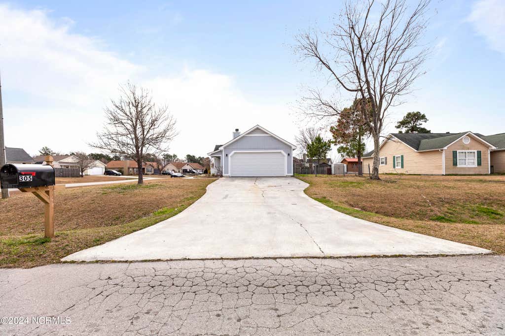 Photo of 305 Foxridge Lane, Hubert, NC 28539 (MLS # 100595537)