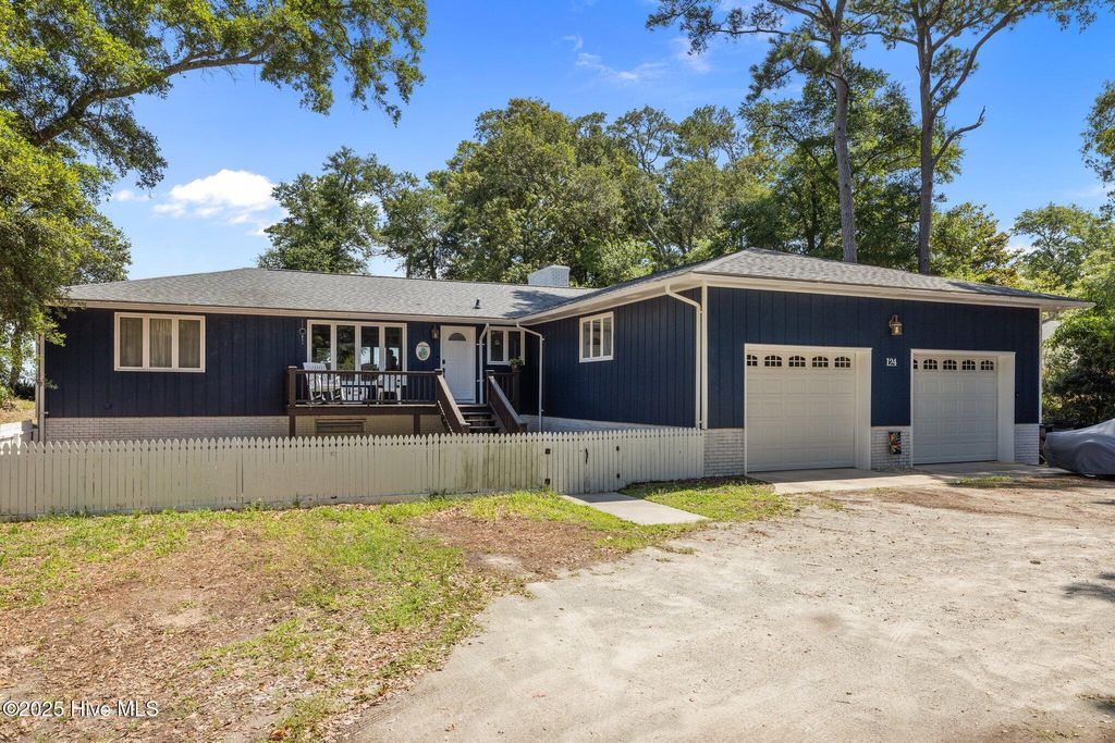 Photo of 124 Oakleaf Drive, Pine Knoll Shores, NC 28512 (MLS # 100513715)