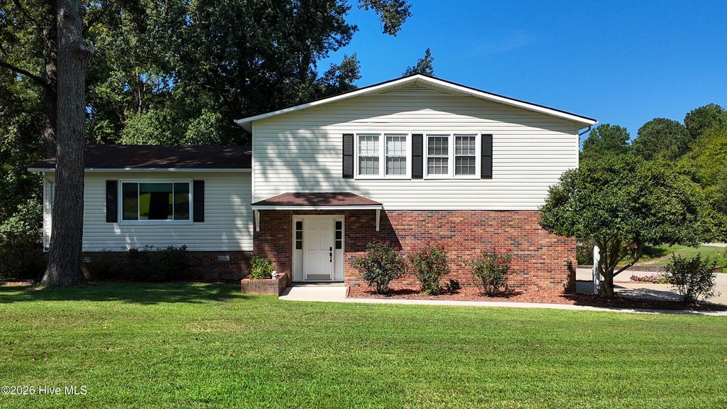 Photo of 1013 Lakeview Drive, Clinton, NC 28328 (MLS # 100602976)