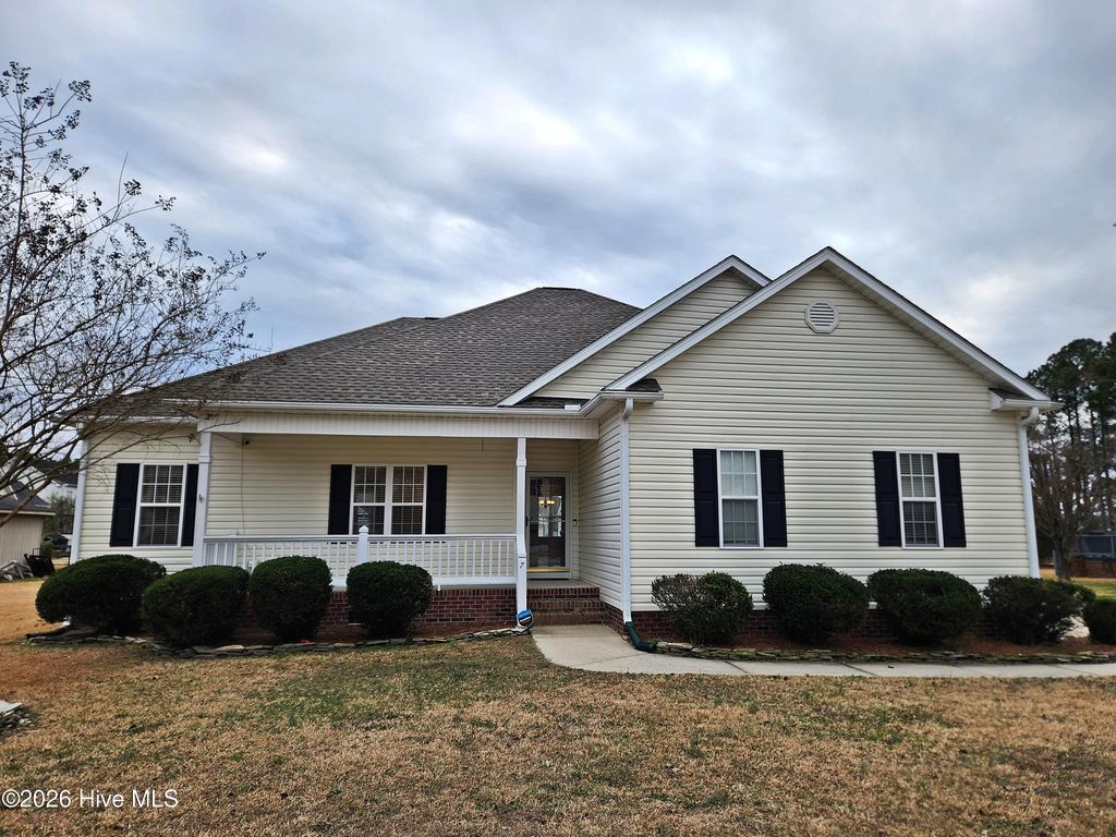 Photo of 7 Edgewater Drive, Smithfield, NC 27577 (MLS # 100551051)