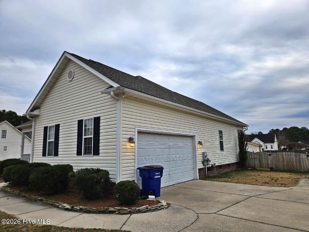 Photo of 7 Edgewater Drive, Smithfield, NC 27577 (MLS # 100551051)