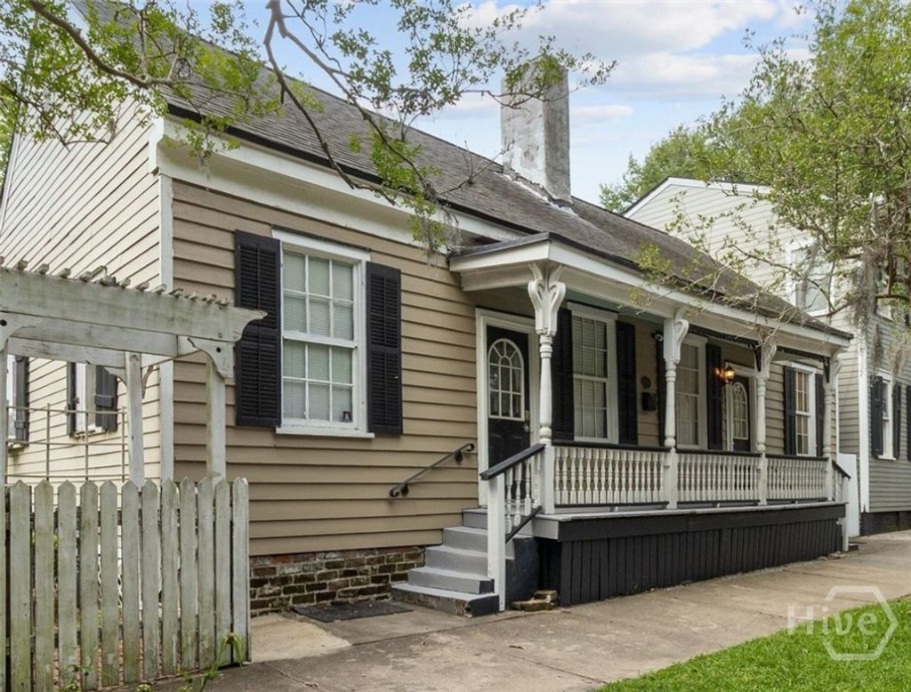 Photo of 529 E Gwinnett St, Savannah, GA 31401 (MLS # SA345549)