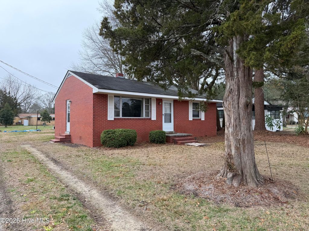Photo of 311 W Fremont Street, Burgaw, NC 28425 (MLS # 100557855)