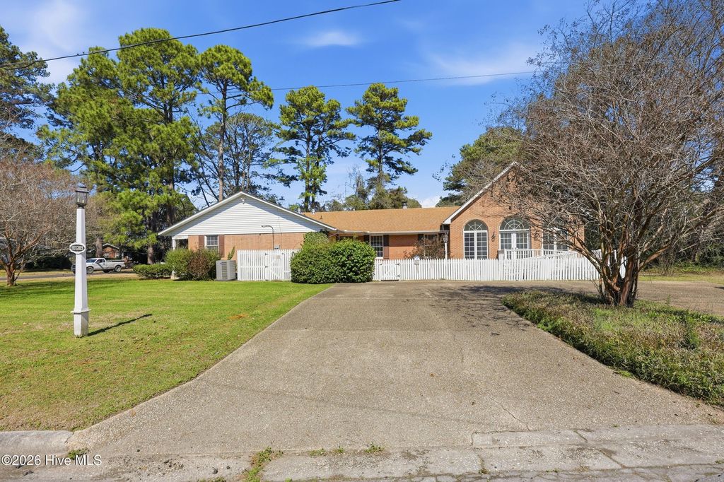 Photo of 1514 Crescent Drive, Elizabeth City, NC 27906 (MLS # 100559786)