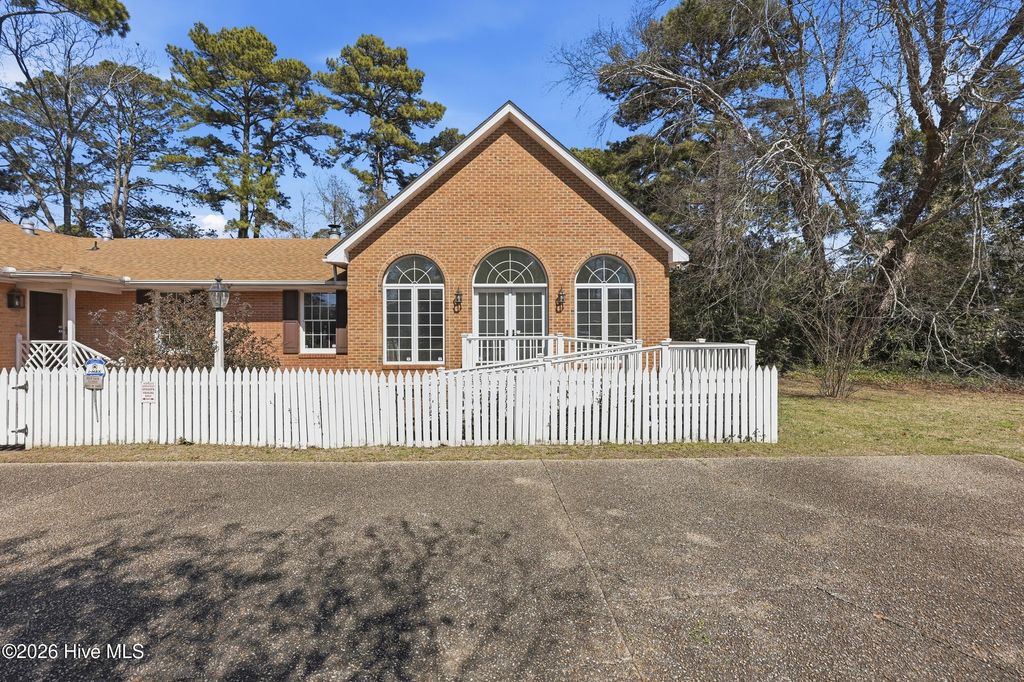 Photo of 1514 Crescent Drive, Elizabeth City, NC 27906 (MLS # 100559786)