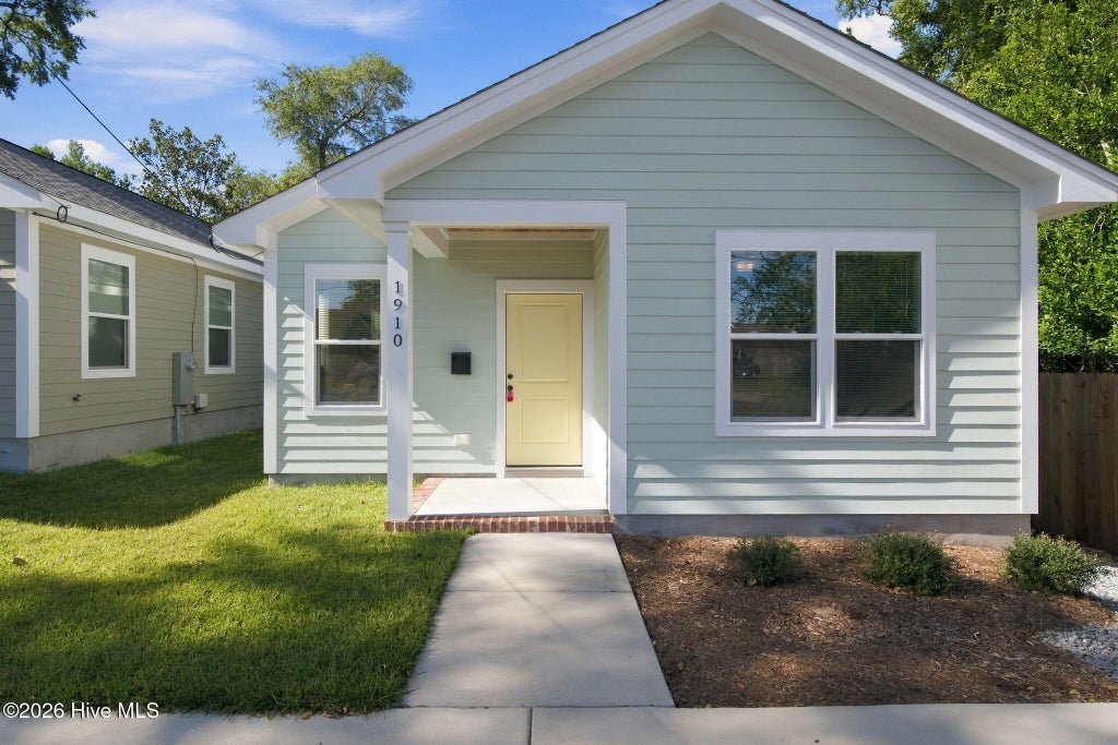 Photo of 1910 Oak Street, Wilmington, NC 28401 (MLS # 100611580)