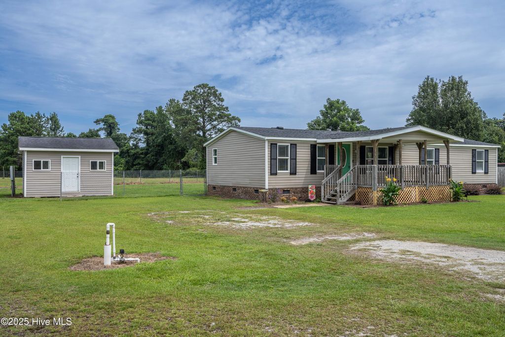 Photo of 204 Kings Parkway, Hubert, NC 28539 (MLS # 100527540)