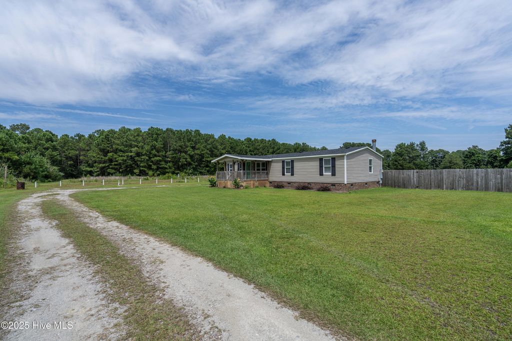 Photo of 204 Kings Parkway, Hubert, NC 28539 (MLS # 100527540)