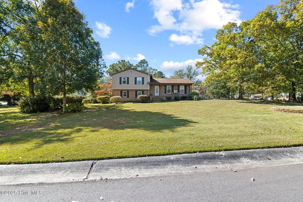 Photo of 508 University Drive, Jacksonville, NC 28546 (MLS # 100537186)
