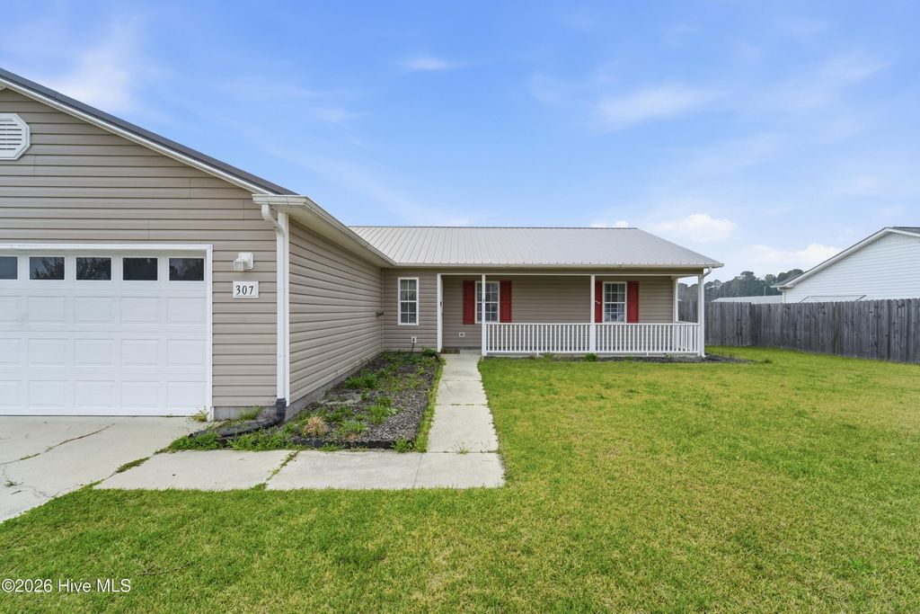 Photo of 307 Kenilworth Place, Hubert, NC 28539 (MLS # 100562378)