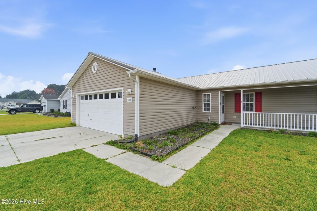 Photo of 307 Kenilworth Place, Hubert, NC 28539 (MLS # 100562378)