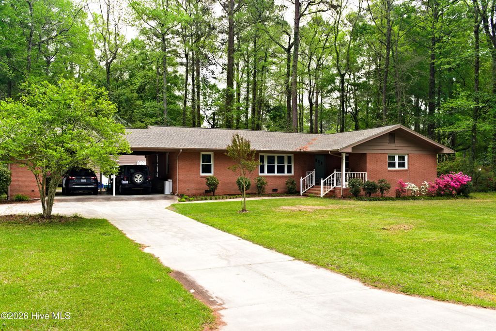 Photo of 705 N Edgewood Circle, Whiteville, NC 28472 (MLS # 100576974)