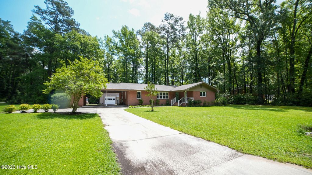 Photo of 705 N Edgewood Circle, Whiteville, NC 28472 (MLS # 100576974)