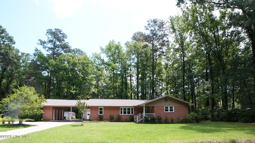 Photo of 705 N Edgewood Circle, Whiteville, NC 28472 (MLS # 100576974)