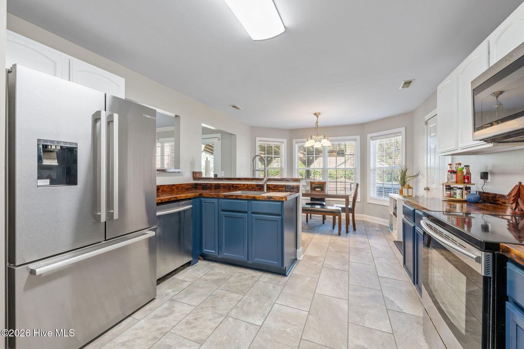 Photo of 113 Meadow View Drive, New Bern, NC 28562 (MLS # 100562950)