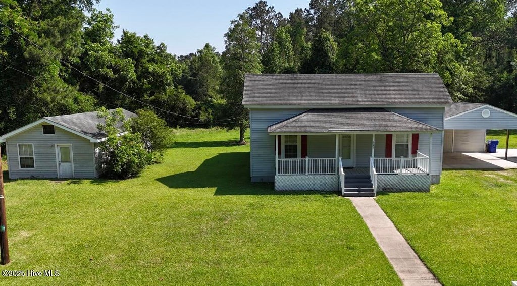 Photo of 305 E Oak Street, Lake Waccamaw, NC 28450 (MLS # 100609139)
