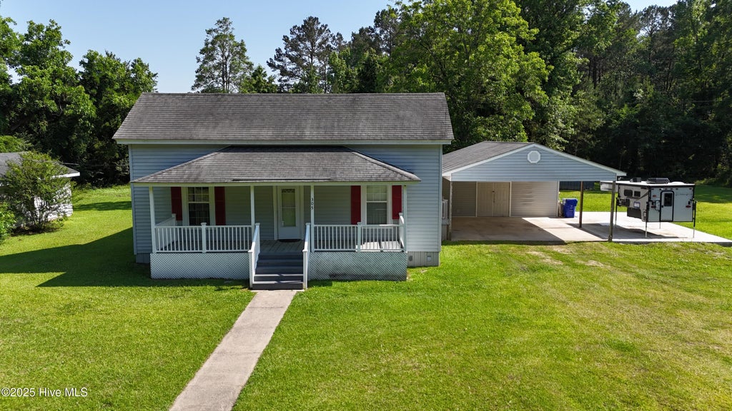 Photo of 305 E Oak Street, Lake Waccamaw, NC 28450 (MLS # 100609139)