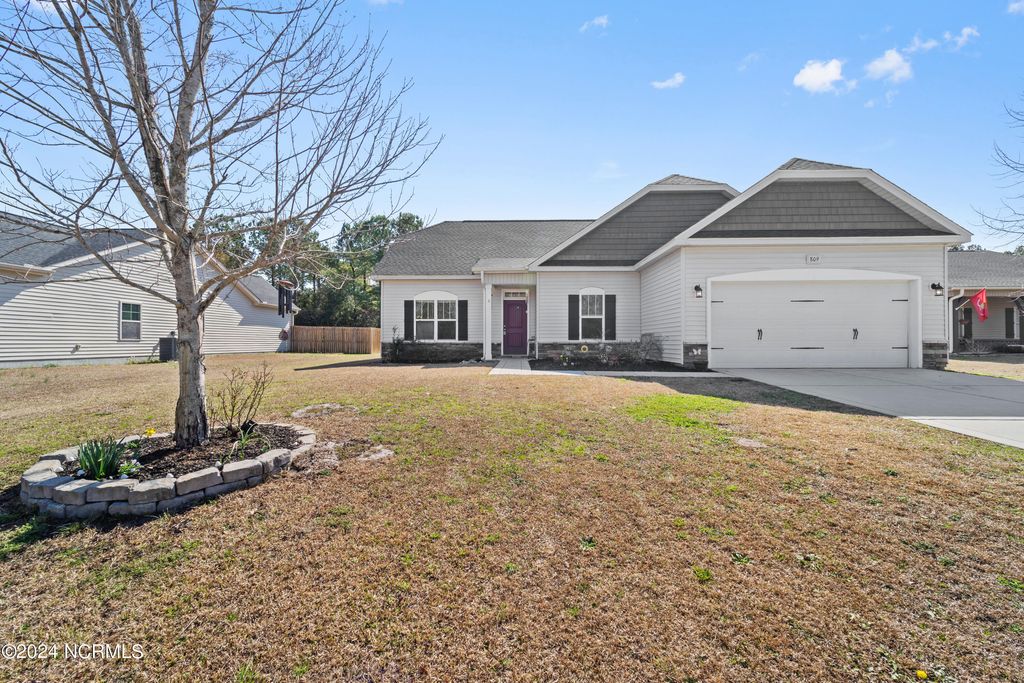 Photo of 809 Lavender Court, Hubert, NC 28539 (MLS # 100547938)