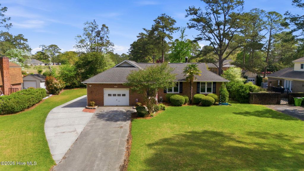 Photo of 253 Shoreline Drive, New Bern, NC 28562 (MLS # 100566622)