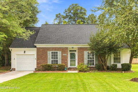 Homes For Sale - 2704 Manor Court<br/> Wilmington, NC 28405