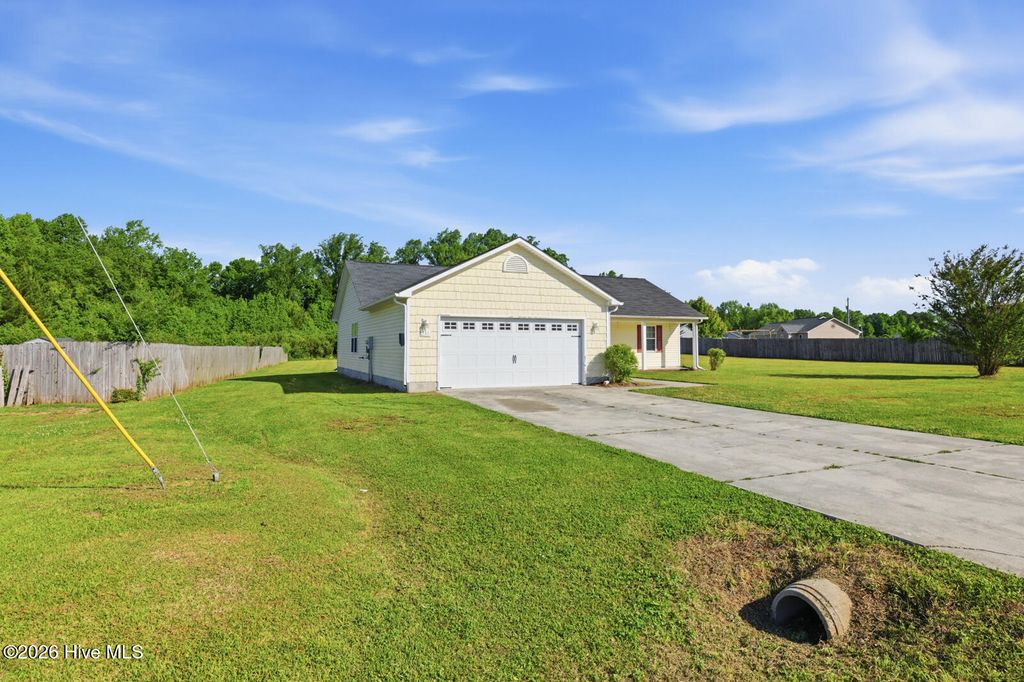 Photo of 111 Woodbury Farm Drive, Jacksonville, NC 28540 (MLS # 100572300)