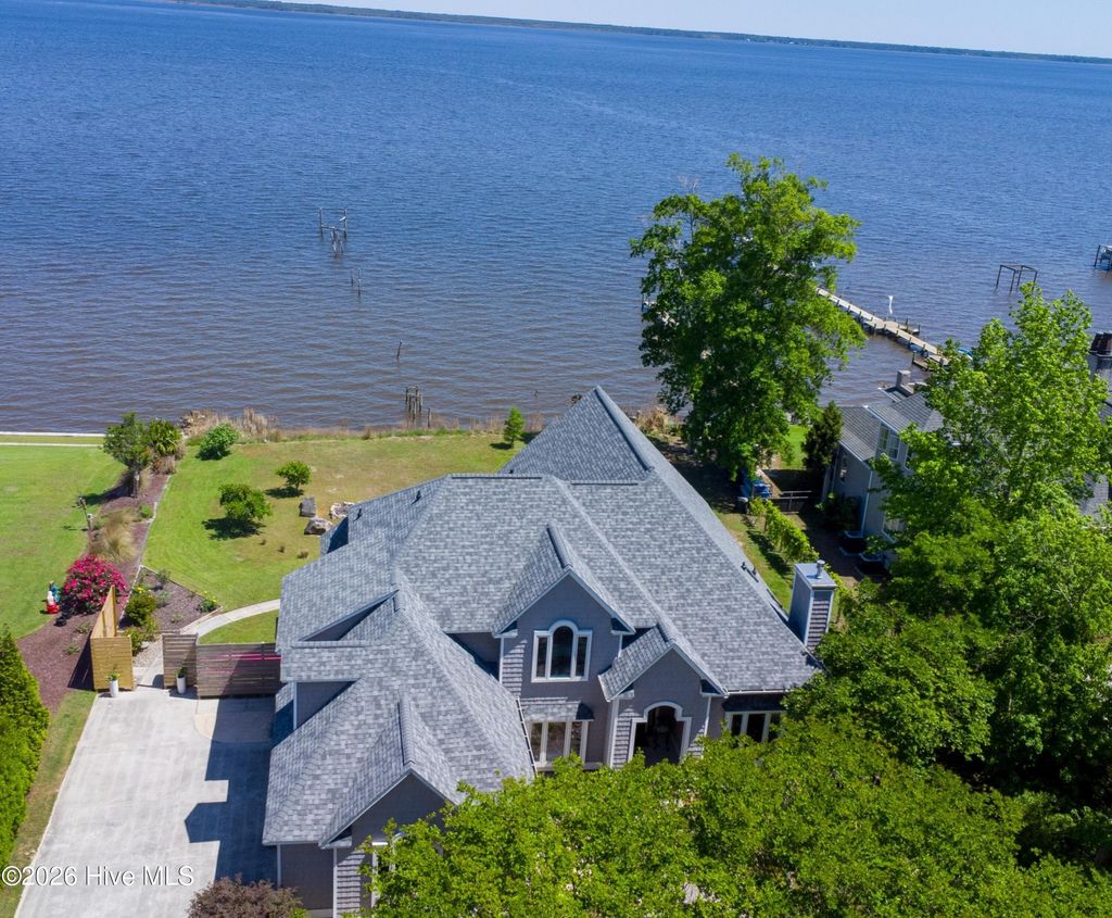 Photo of 228 Drake Landing, New Bern, NC 28560 (MLS # 100568739)