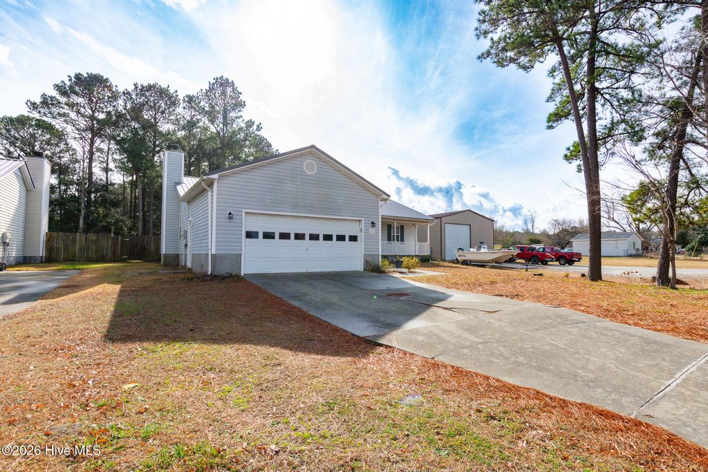 Photo of 625 Queens Creek Road, Hubert, NC 28539 (MLS # 100550624)