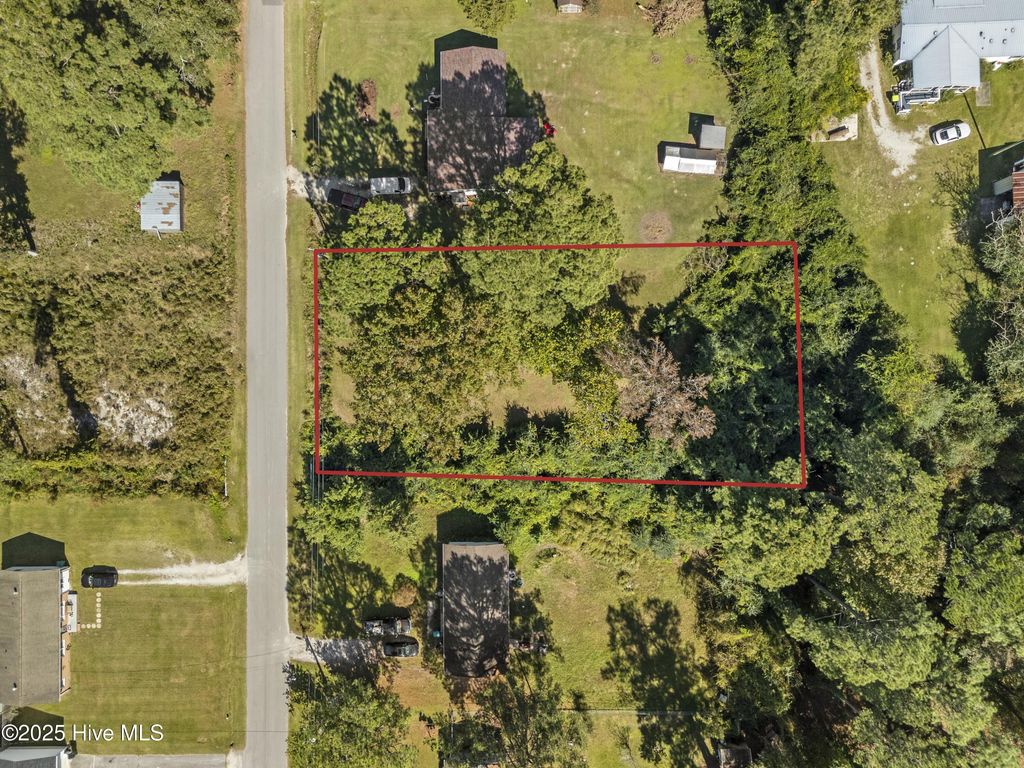 Photo of 105 Kings Parkway, Hubert, NC 28539 (MLS # 100541146)