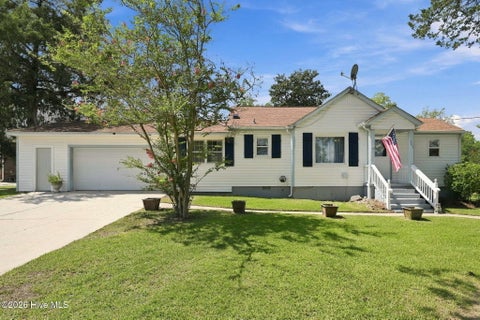 Tiny photo for 101 Elizabeth Street, Richlands, NC 28574 (MLS # 100603515)