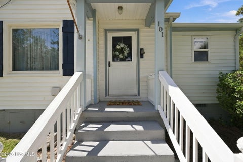 Tiny photo for 101 Elizabeth Street, Richlands, NC 28574 (MLS # 100603515)