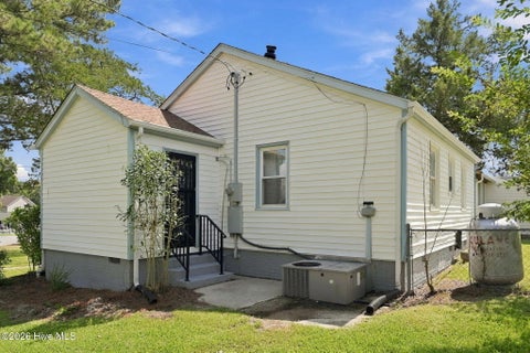 Tiny photo for 101 Elizabeth Street, Richlands, NC 28574 (MLS # 100603515)