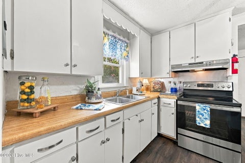 Tiny photo for 101 Elizabeth Street, Richlands, NC 28574 (MLS # 100603515)