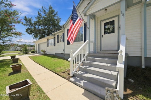Tiny photo for 101 Elizabeth Street, Richlands, NC 28574 (MLS # 100603515)