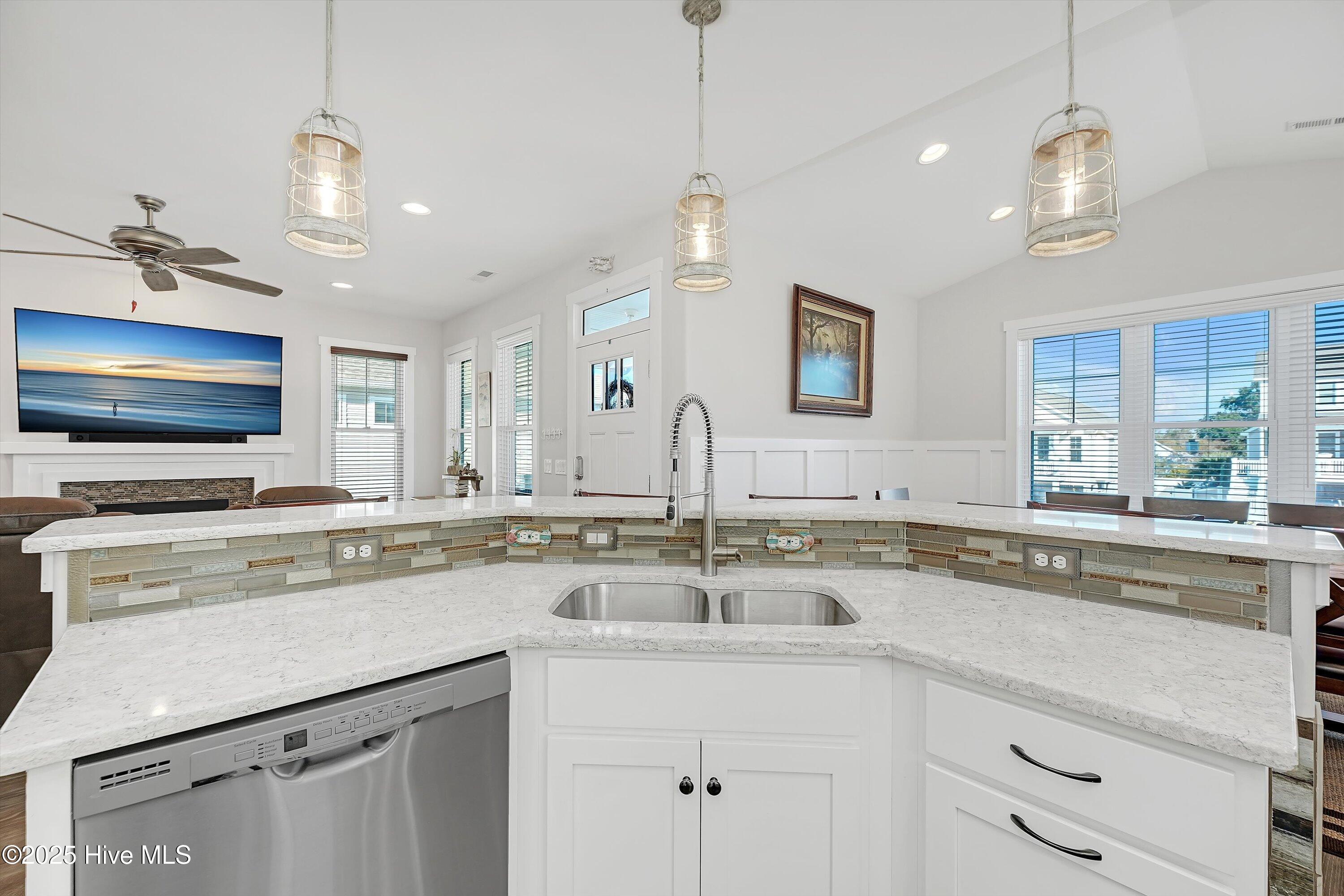 Carolina Beach, North Carolina 28428, United States, 3 Bedrooms Bedrooms, ,3 BathroomsBathrooms,Residential,Active,256051