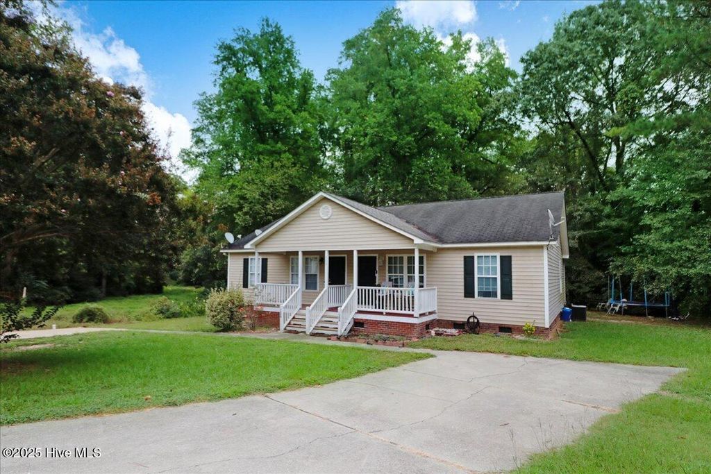 Photo of 158 Creekside Drive, Four Oaks, NC 27524 (MLS # 100532793)