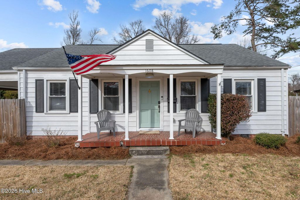 Photo of 1608 Colonial Way, New Bern, NC 28560 (MLS # 100556055)