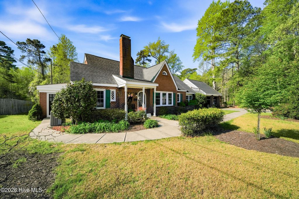 Photo of 1521 W Queen Street, Edenton, NC 27932 (MLS # 100564235)