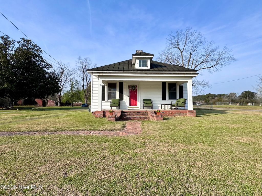 Photo of 3405 Oaks Road, New Bern, NC 28560 (MLS # 100561841)