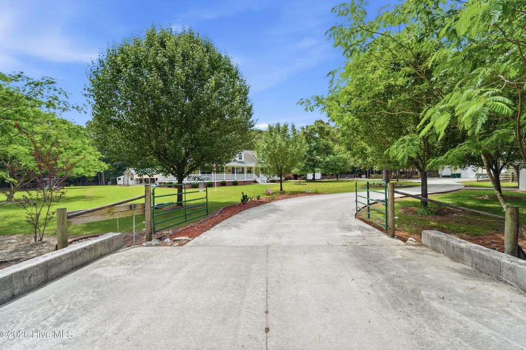 Photo of 295 Mayberry Lane, Richlands, NC 28574 (MLS # 100573846)