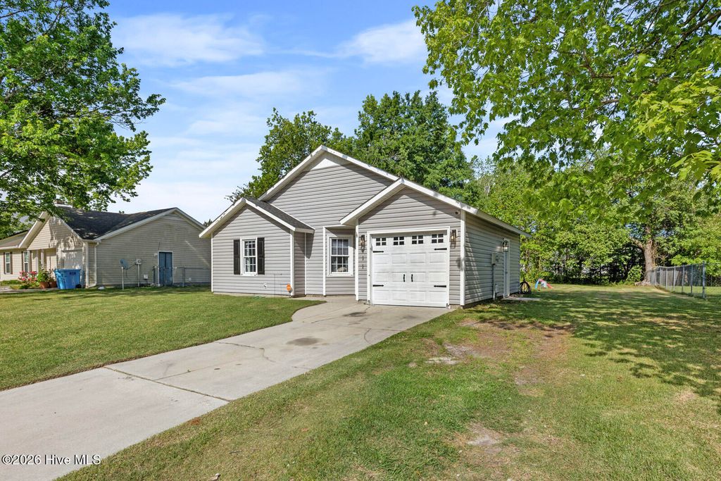 Photo of 411 Hunting Green Drive, Jacksonville, NC 28546 (MLS # 100569037)